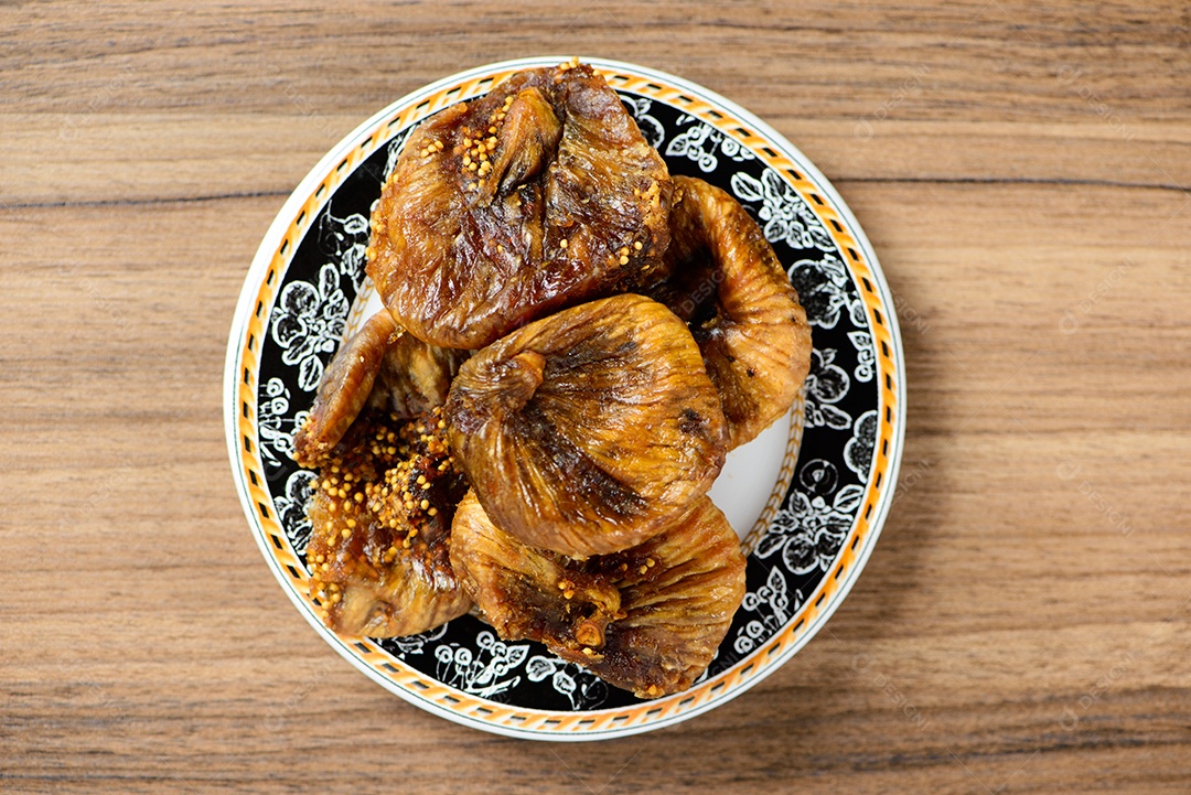 Figo turco em prato em madeira marrom