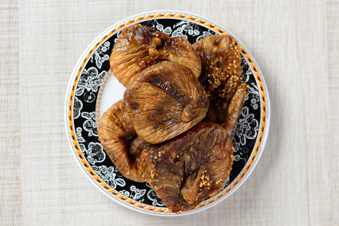 Figo turco em prato em madeira branca