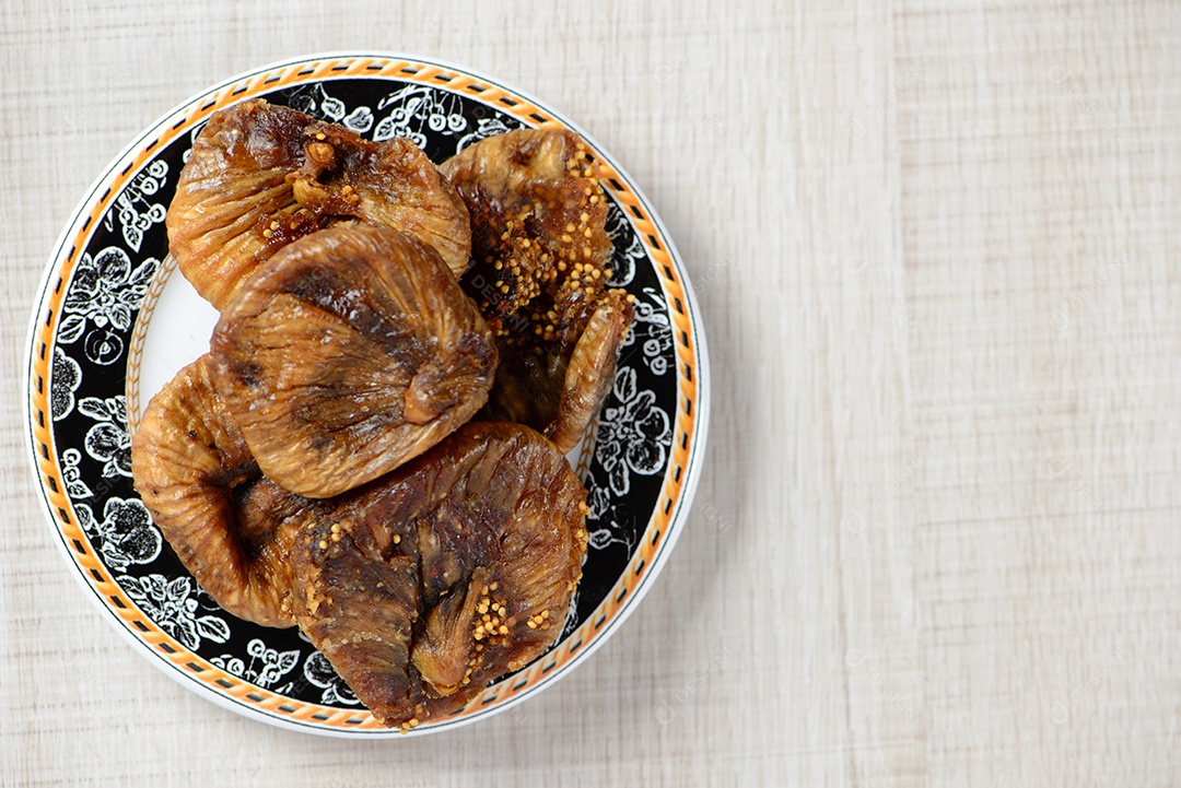 Figo turco em prato em madeira branca