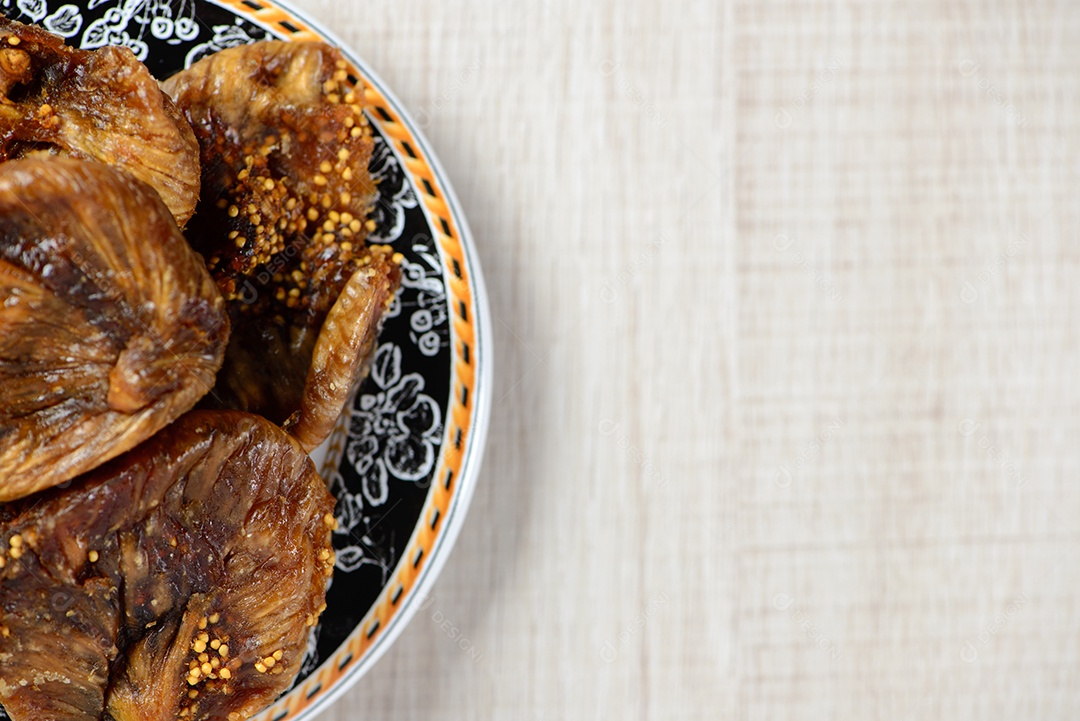 Figo turco em prato em madeira branca