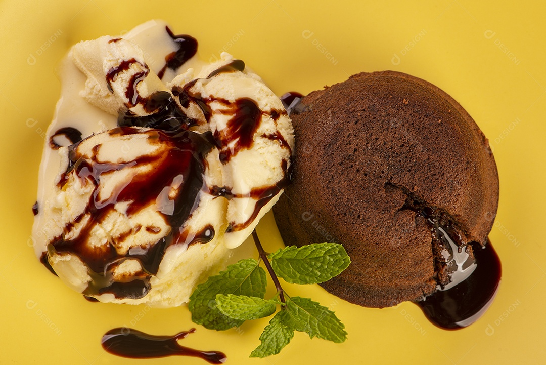 Petit gateau com sorvete de baunilha e um raminho de hortelã em amarelo