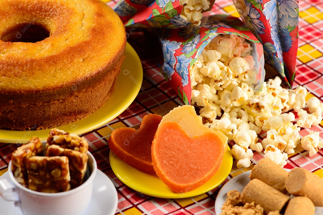 Doce de festa junina na toalha de mesa xadrez