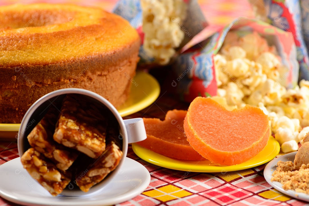 Doce de festa junina na toalha de mesa xadrez
