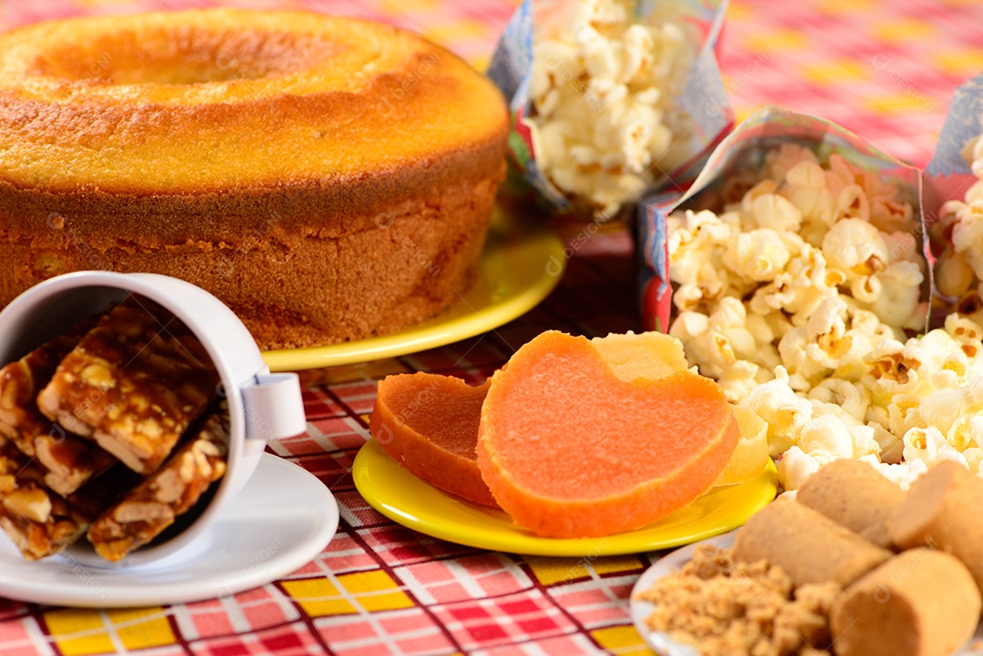 Doce de festa junina na toalha de mesa xadrez