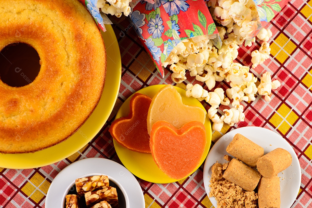 Doce de festa junina na toalha de mesa xadrez