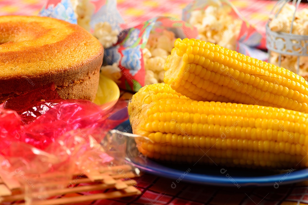 Doce de festa junina na toalha de mesa xadrez
