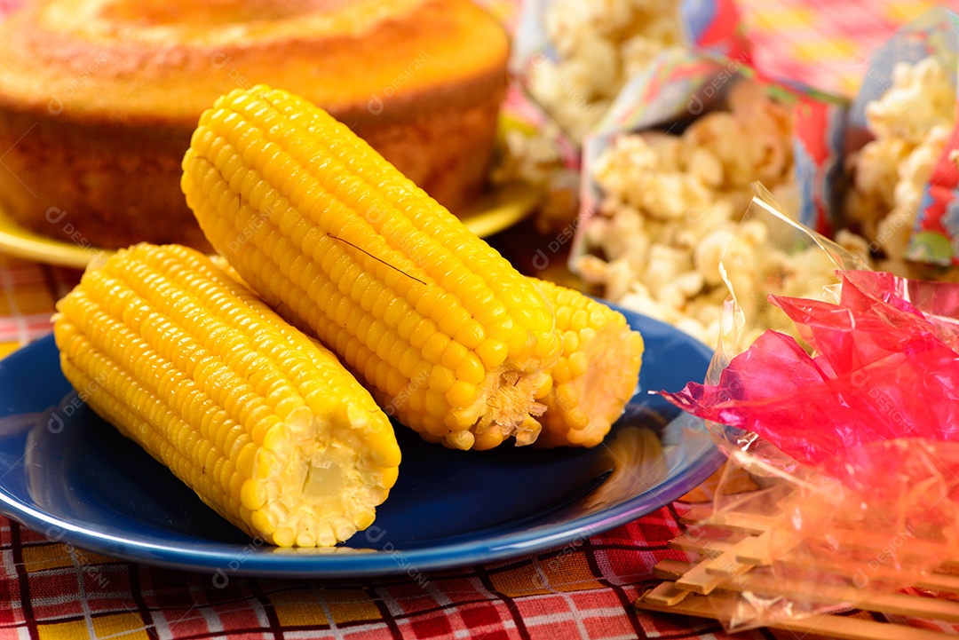 Doce de festa junina na toalha de mesa xadrez