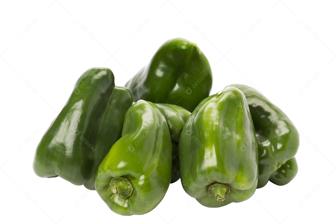 Alguns pimentões verdes no fundo branco