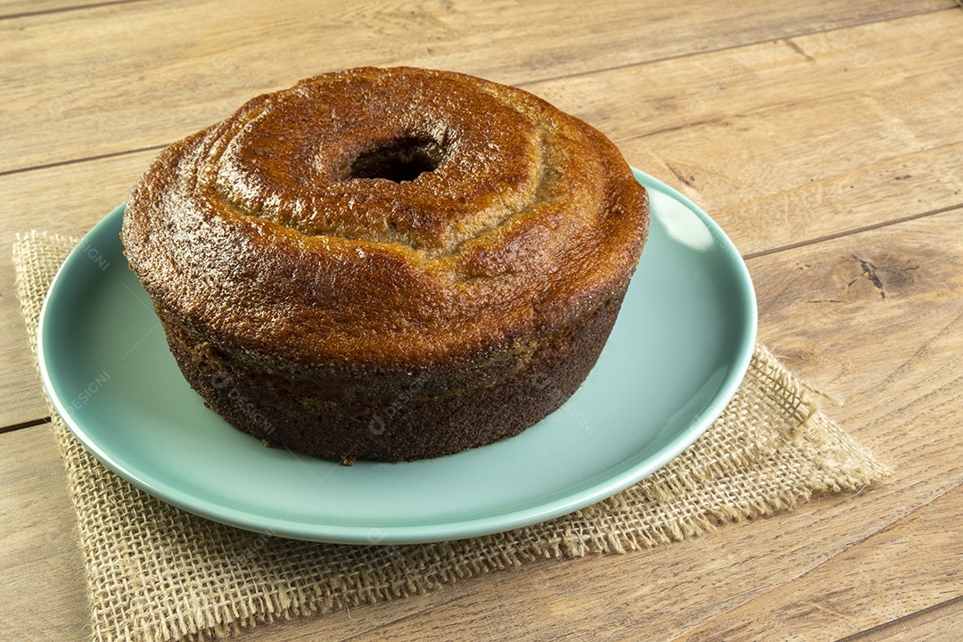 Bolo de banana no prato na mesa de madeira