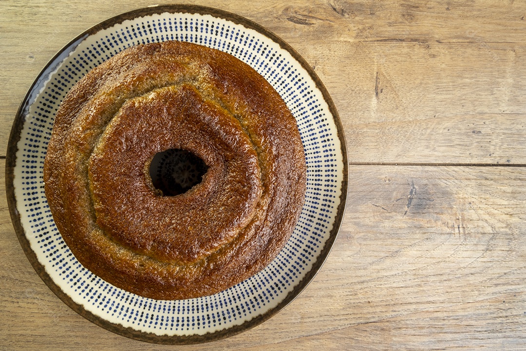 Bolo de banana no prato na mesa de madeira