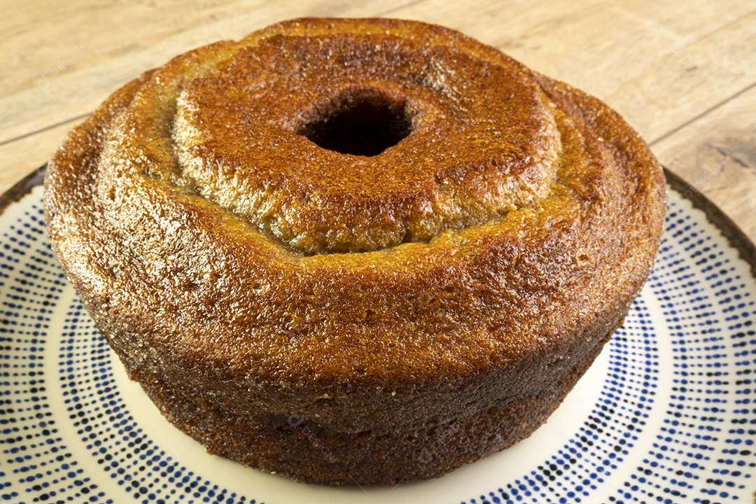 Bolo de banana no prato na mesa de madeira