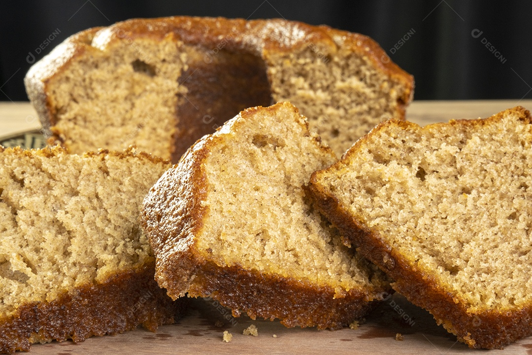 Algumas fatias de bolo de banana na mesa de madeira