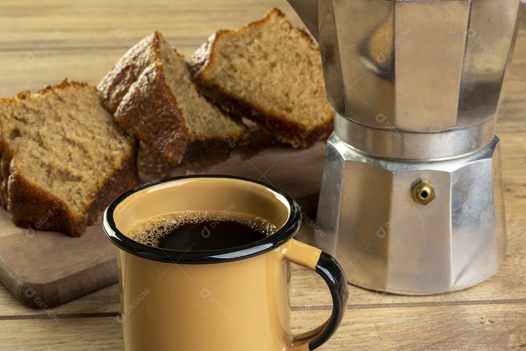 Algumas fatias de bolo de banana com uma xícara de café
