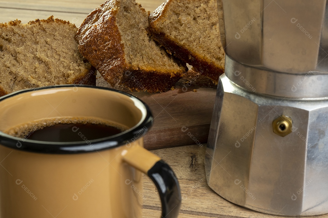 Algumas fatias de bolo de banana com uma xícara de café