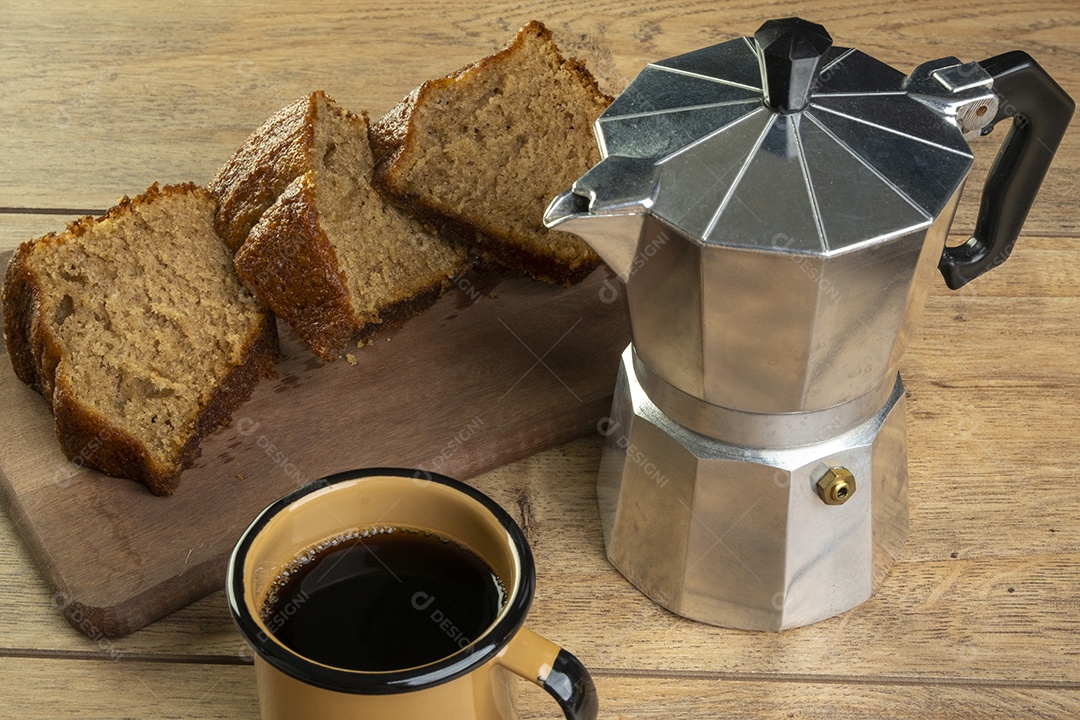 Algumas fatias de bolo de banana com uma xícara de café