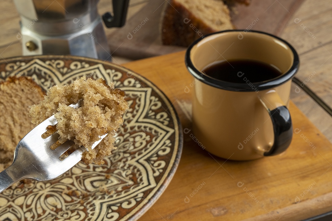 Algumas fatias de bolo de banana com uma xícara de café