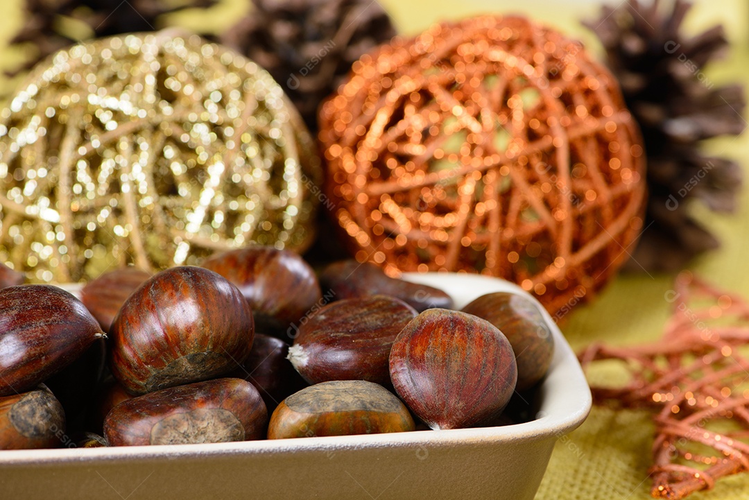 Porcas portuguesas em recipiente cerâmico sobre juta amarela