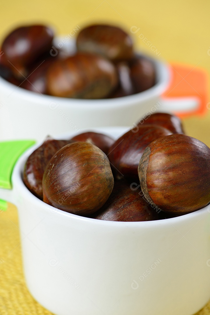 Nozes portuguesas em recipiente cerâmico sobre mesa com juta amarela