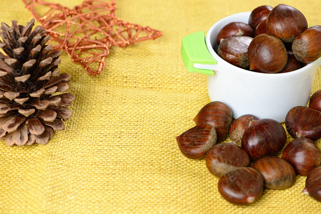 Porcas portuguesas em recipiente cerâmico sobre juta amarela