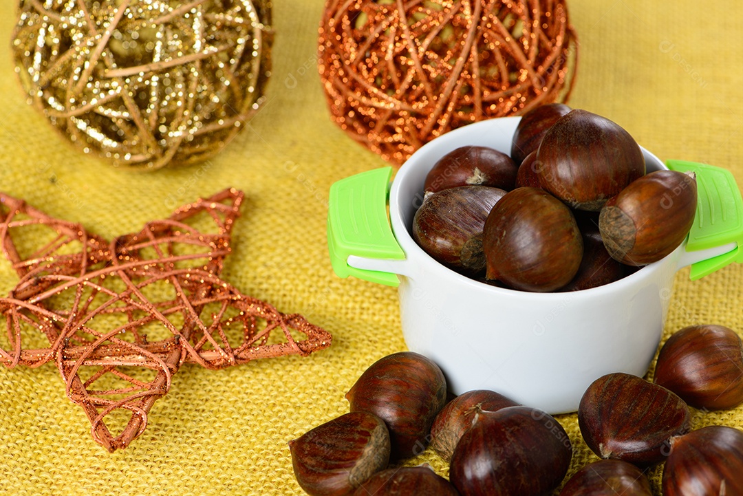 Porcas portuguesas em recipiente cerâmico sobre juta amarela