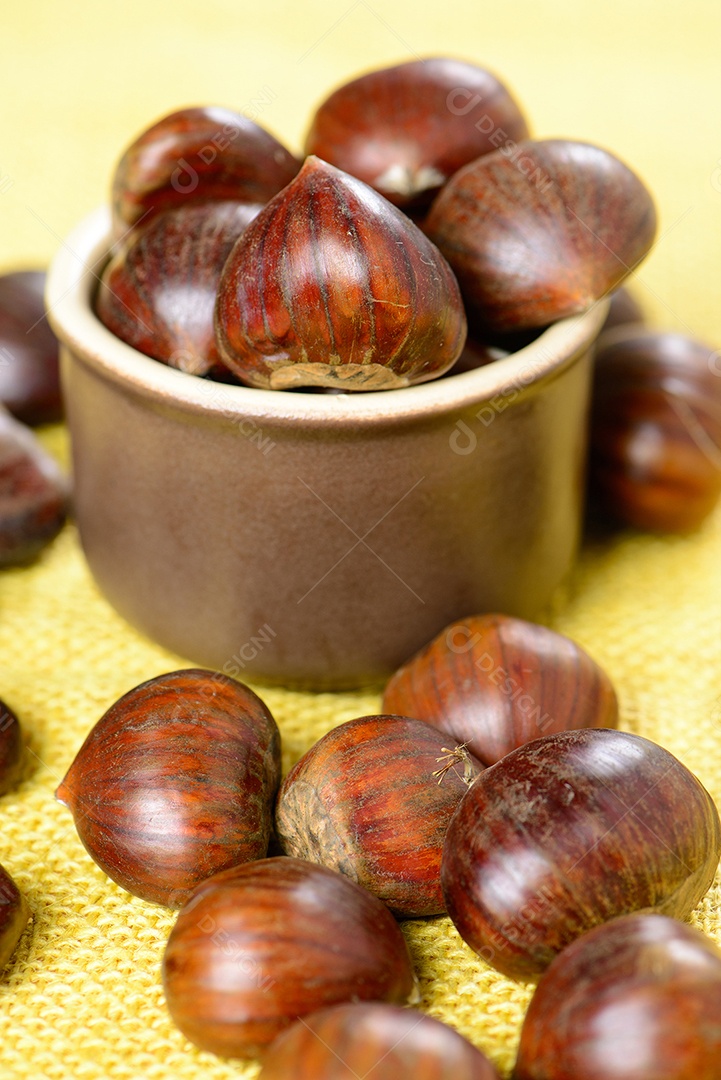 Nozes portuguesas em recipiente cerâmico sobre mesa com juta amarela