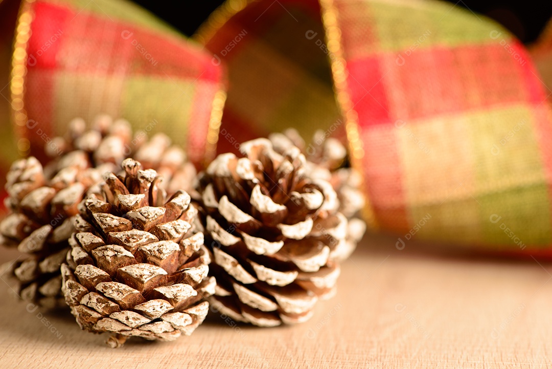 Pinhas com fita decorativa e fundo escuro com pequenos