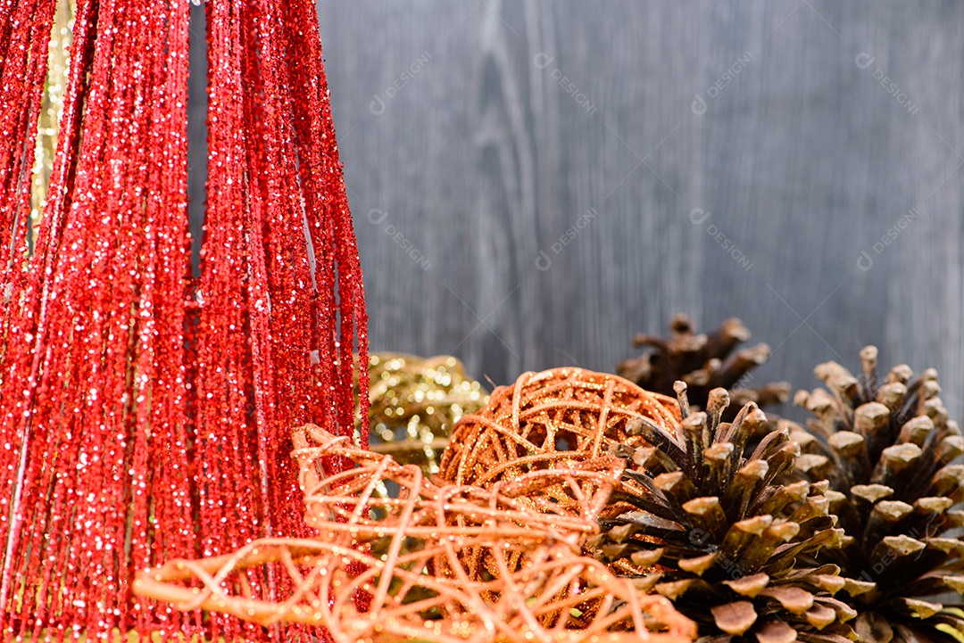 Enfeites de natal na mesa com fundo escuro