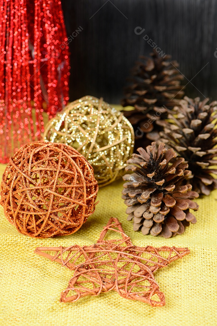 Enfeites de natal na mesa com tecido de juta amarelo