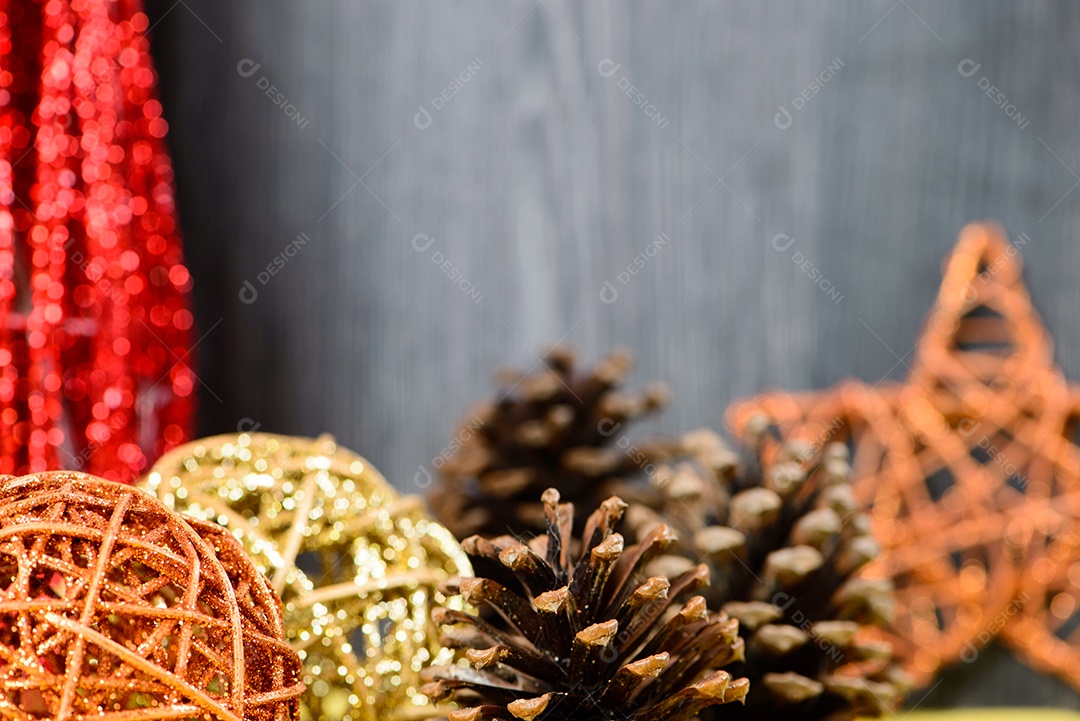 Enfeites de natal na mesa com fundo escuro