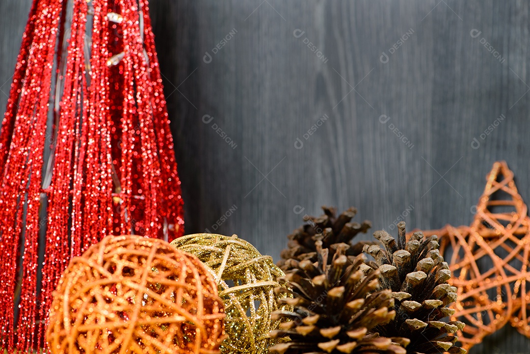 Enfeites de natal na mesa com fundo escuro