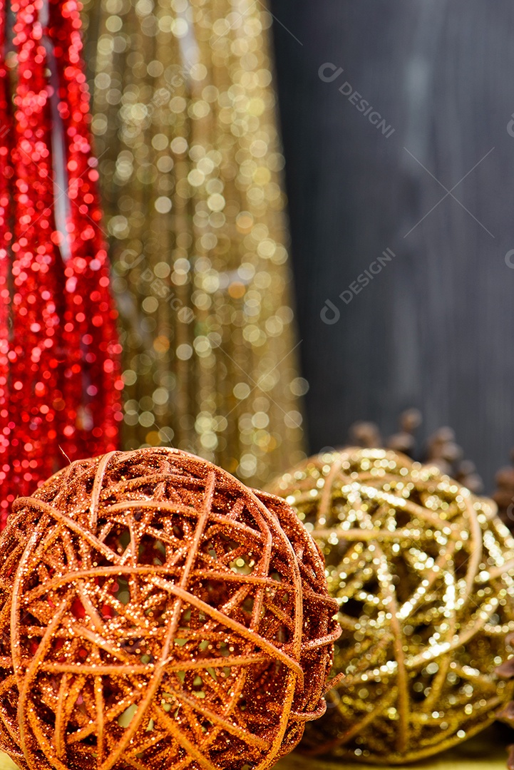 Enfeites de natal na mesa com fundo escuro