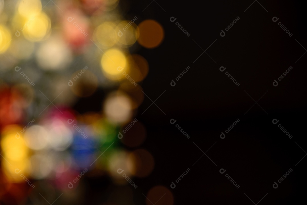 Pequenas luzes coloridas e desfocadas em fundo escuro