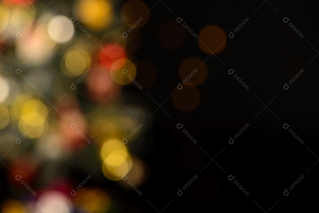 Pequenas luzes coloridas e desfocadas em fundo escuro