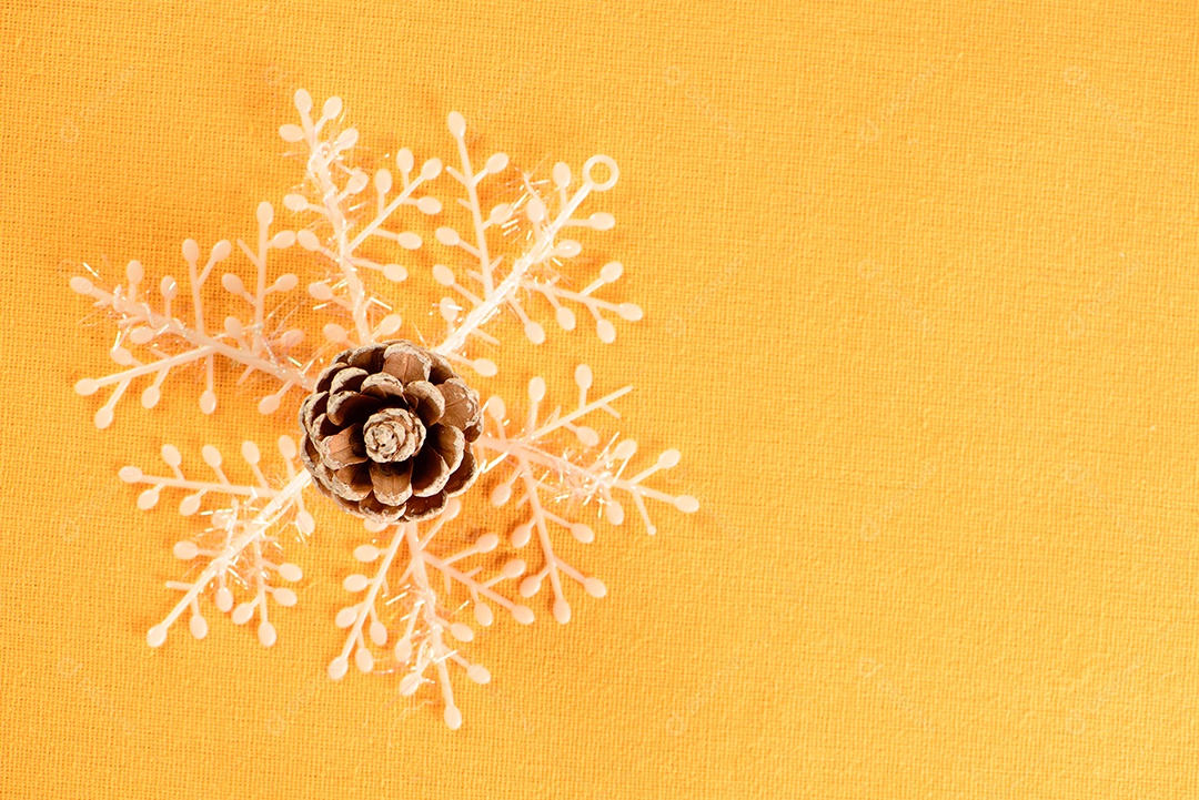 Pinhões e floco de neve decorativo em tecido amarelo