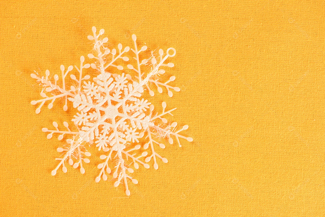 Floco de neve decorativo em tecido amarelo