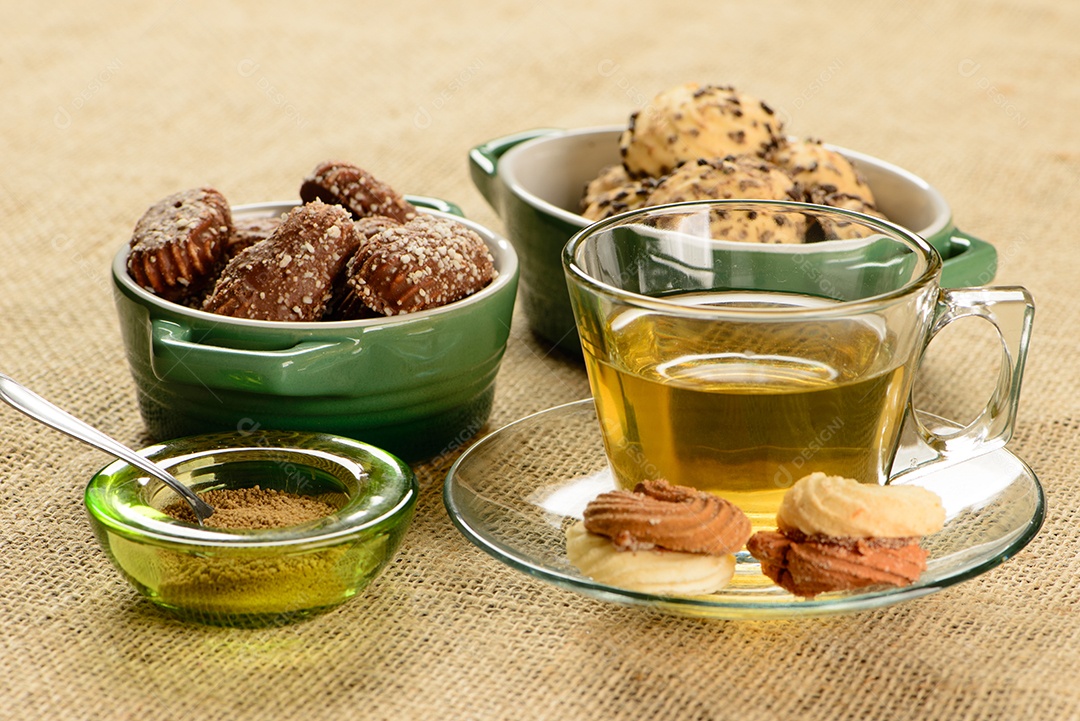 Xícara de chá de erva-doce com bolachas