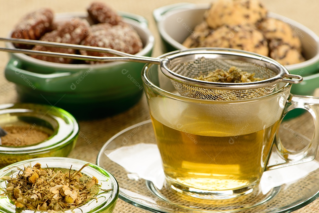 Xícara de chá de camomila com biscoitos