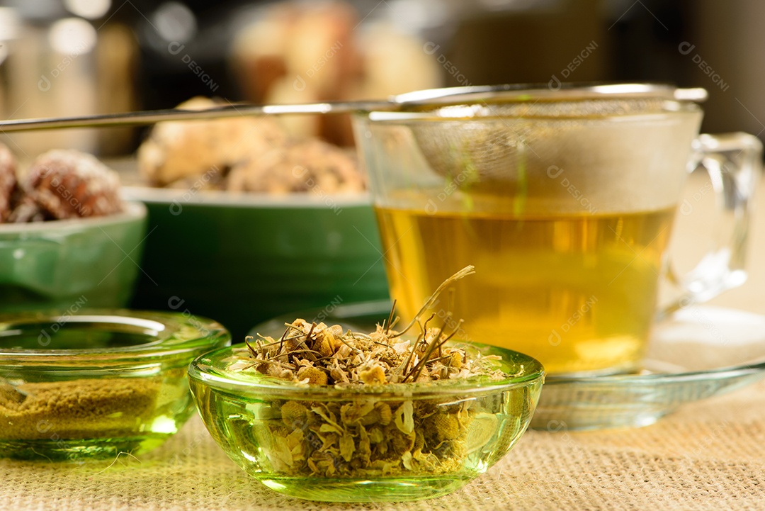 Xícara de chá de camomila com biscoitos