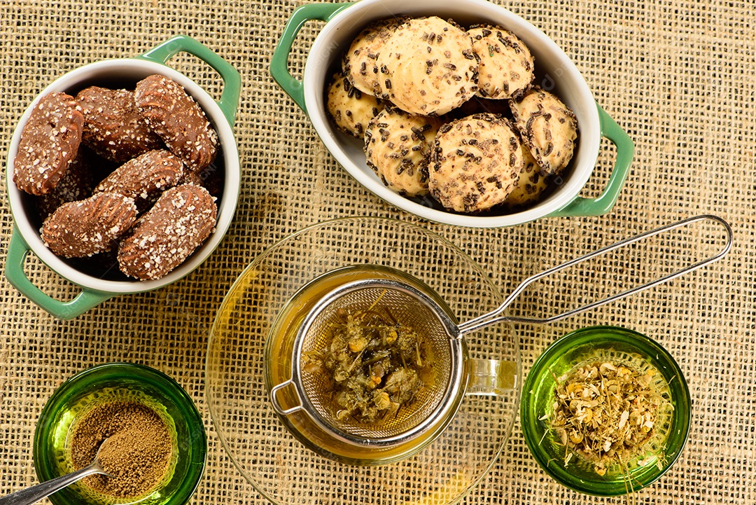 Xícara de chá de camomila com biscoitos