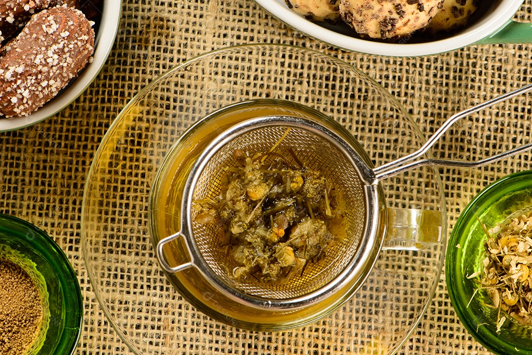 Xícara de chá de camomila com biscoitos