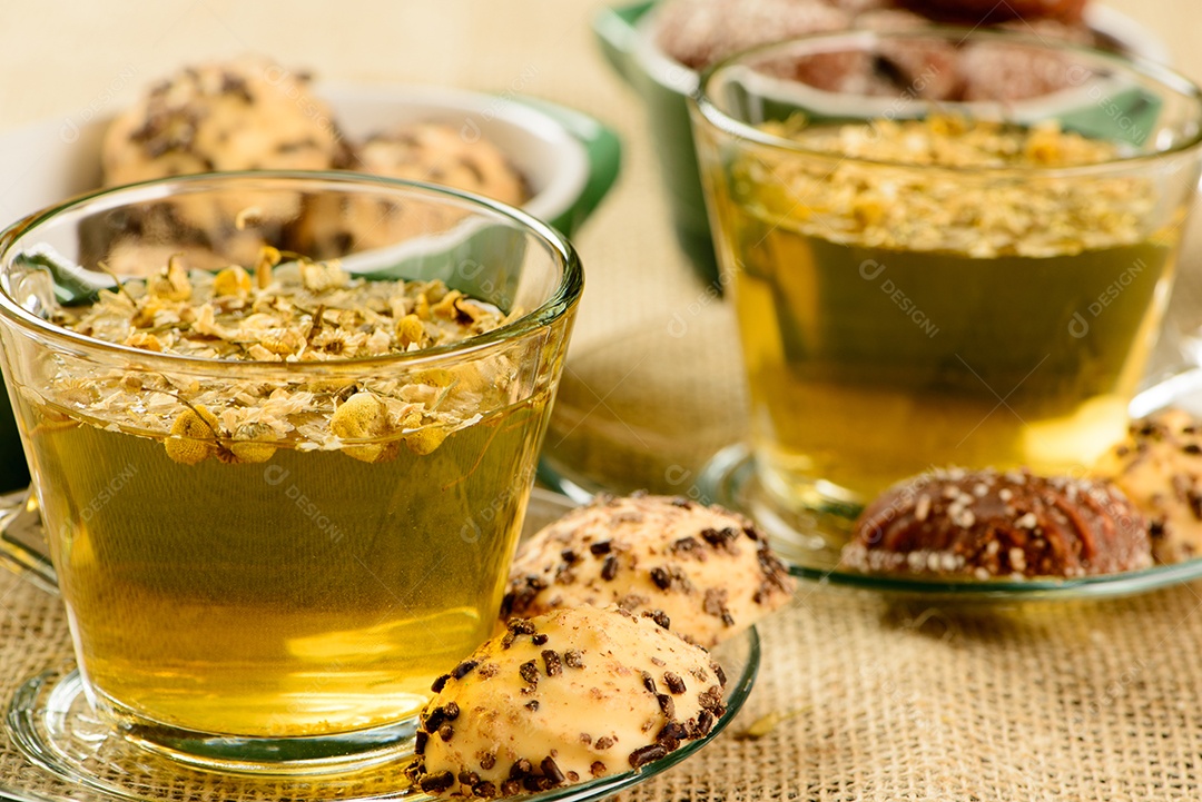 Xícara de chá de camomila com biscoitos