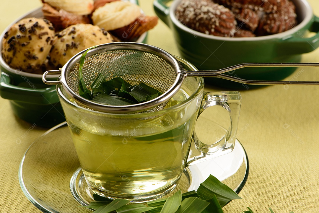 Xícara de erva de erva-cidreira com bolachas