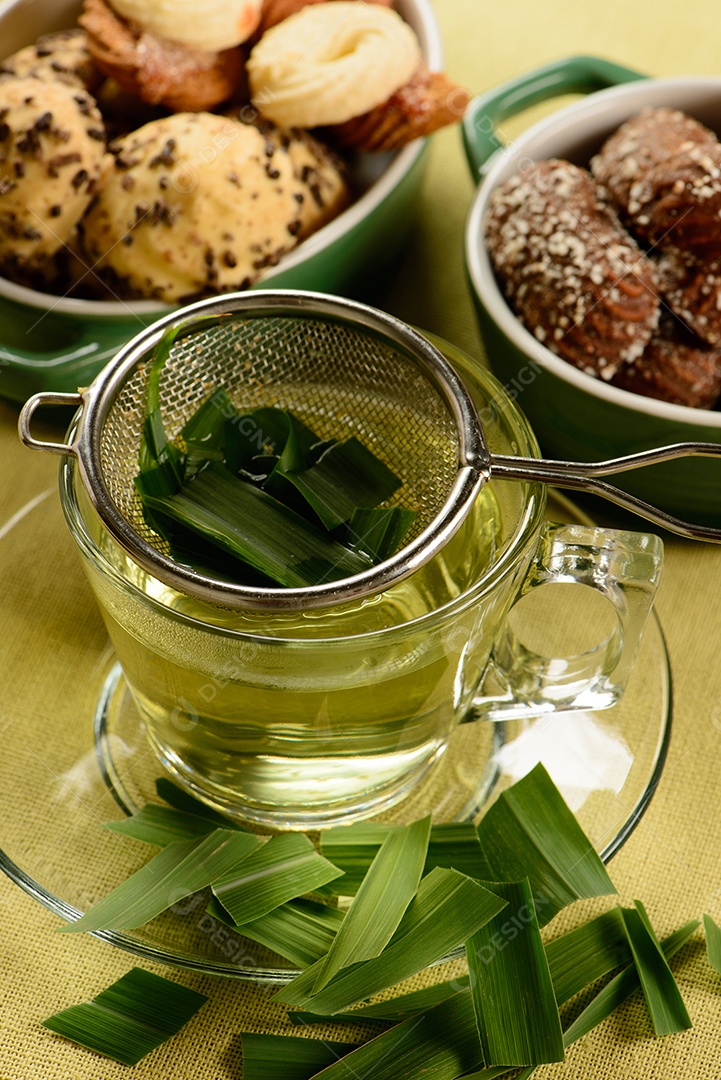 Xícara de erva de erva-cidreira com bolachas