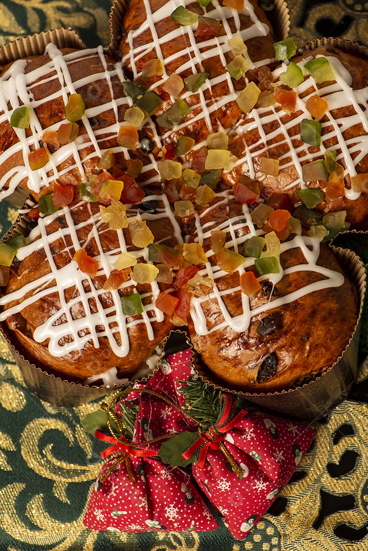 Panetone coberto com frutas cristalizadas e calda de chocolate branco