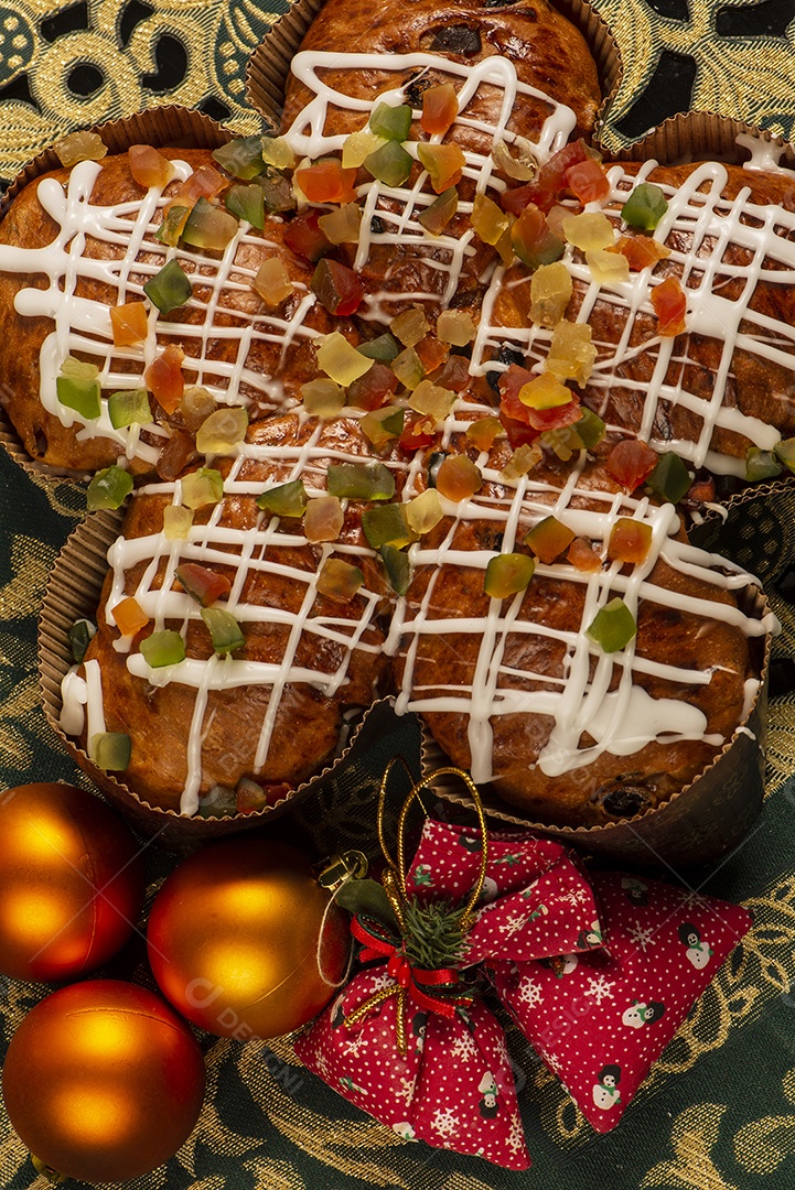Panetone coberto com frutas cristalizadas e calda de chocolate branco
