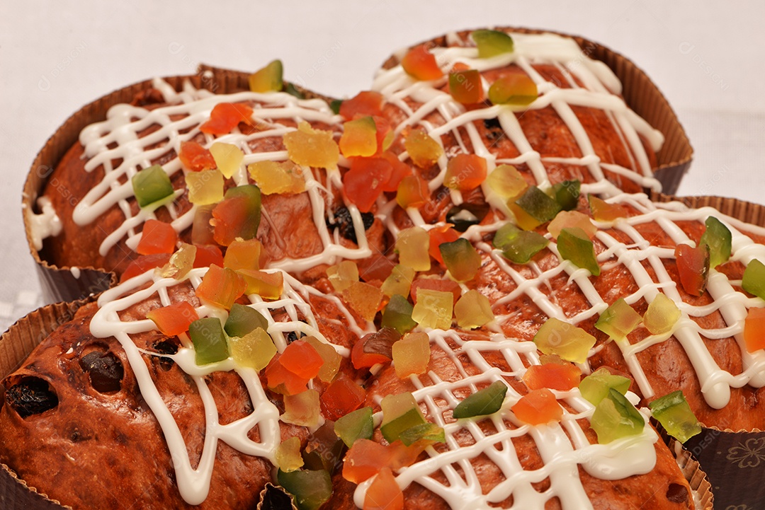 Panetone coberto com frutas cristalizadas e calda de chocolate branco