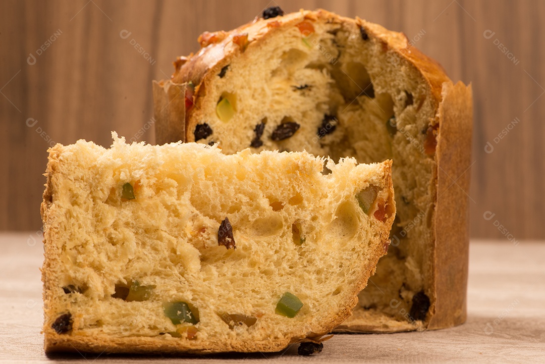 Panetone fatiado sobre fundo marrom
