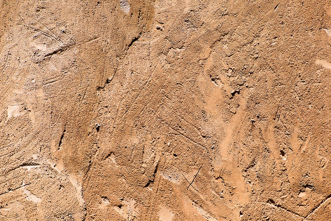 Detalhe de parede texturizada revestida de cimento