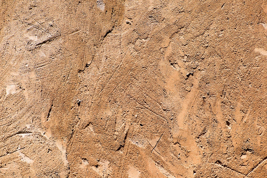 Detalhe de parede texturizada revestida de cimento