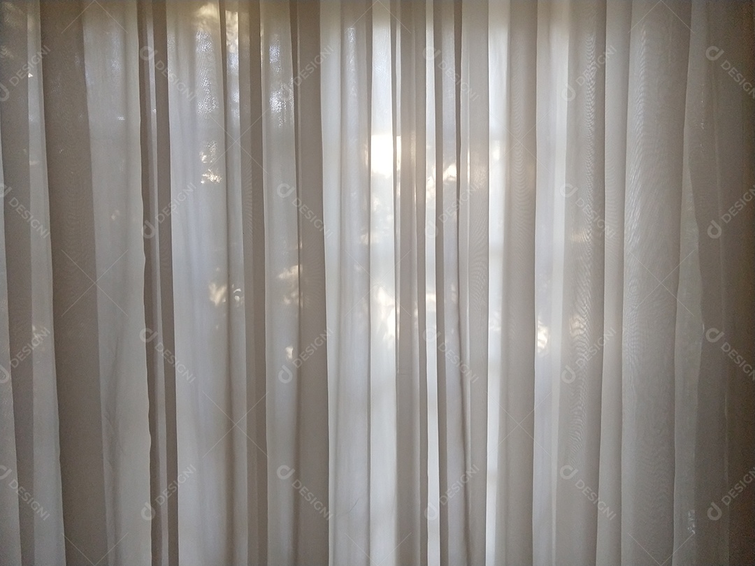 Cortina transparente com luz do sol ao fundo